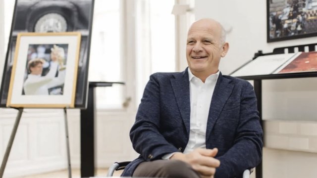Herwig Straka im Büro der e|motion